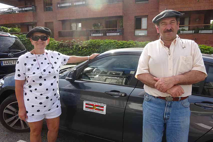 Los Echeharay junto al coche que han conducido en Euskal Herria, en el que se aprecia el logo de su empresa con la ikurriña (foto EuskalKultura.com)