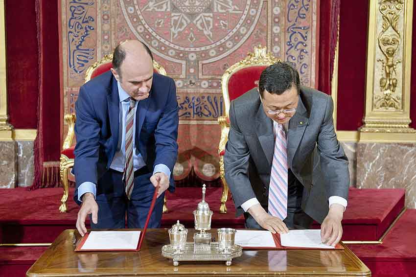 Los vicepresidentes de Navarra, Ayerdi, y de la provincia china de Gansu firman el pasado junio en Pamplona la reafirmación de sus relaciones