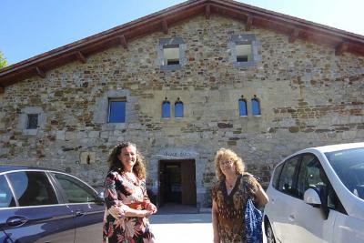 Irailean Donostian hotel gisa zabalduko den Unanue Zar baserri historikoan ospatuko du EuskalKultura.com-ek Diasporaren Eguna. Argazkian, ostatuko zuzendaria, Arantxa Liceaga Olaizola, eta Marita Echave idazle eta sukaldari euskal-argentinarra