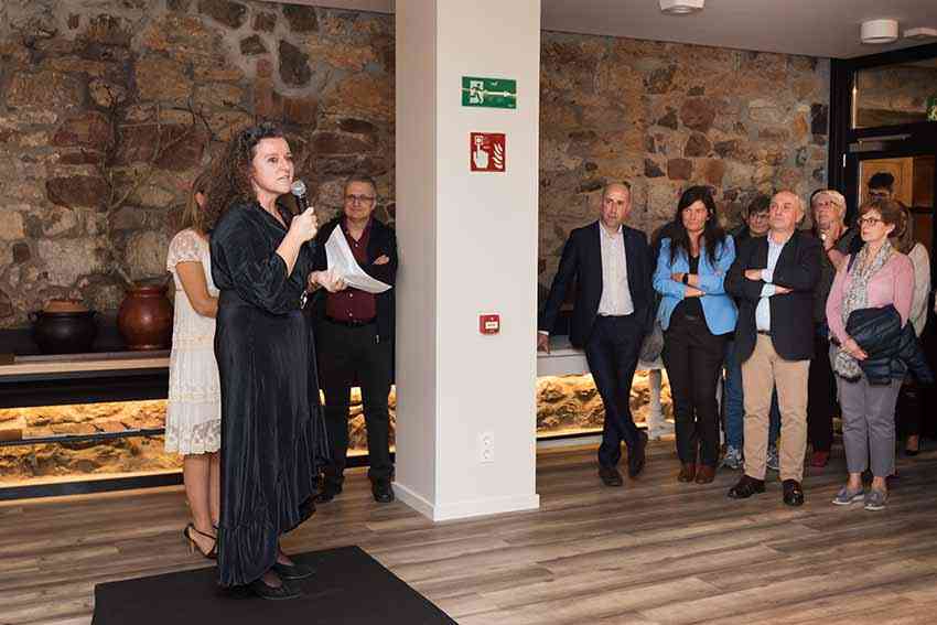 The cultural programming of the Hotel Unanue will pay special attention to Basques in the Diaspora.  Seen here, Arantxa Liceaga, part of the hotel team, addressing those attending the inauguration (photoPastain)
