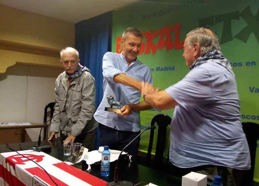La Peña del Athletic de Euskal Etxea de Madrid entregando el pasado sábado su premio 'Un león en el foro' al periodista athleticzale británico Paul Giblin