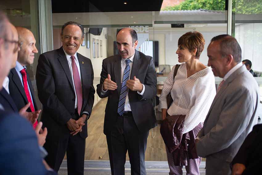 Manu Ayerdi speaking with authorities in Puebla during his tour of Mexico last October 