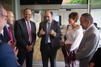 Manu Ayerdi speaking with authorities in Puebla during his tour of Mexico last October