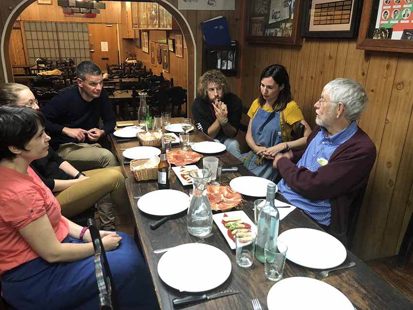 El antropólogo y vascólogo William Douglass en su reciente visita al Gure Txoko de Sidney, entrevistándose con su Directiva, antes de partir hacia el Centro Vasco de Townsville