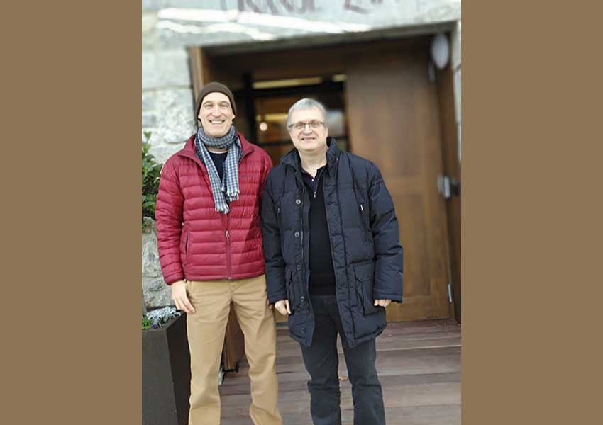 Aitor Iñarra (NABO’s Euskera Coordinator) and Joseba Etxarri (EuskalKultura.com, Hotel Heredad de Unanue) at the hotel entrance