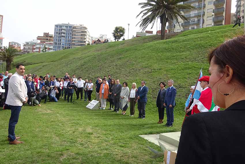 Jasone Agirre legebiltzarkidea Legebiltzarreko mahaiko kideekin eta Urkullurekin pasa den Euskal Astean, Argentinako Mar del Platan