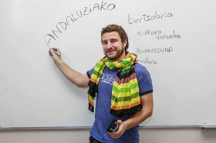 Aprendió euskera en Gipuzkoa, y desde hace tres años es irakasle en el euskategi Zadorra de AEK en Vitoria (foto Blanca Sáenz del Castillo)