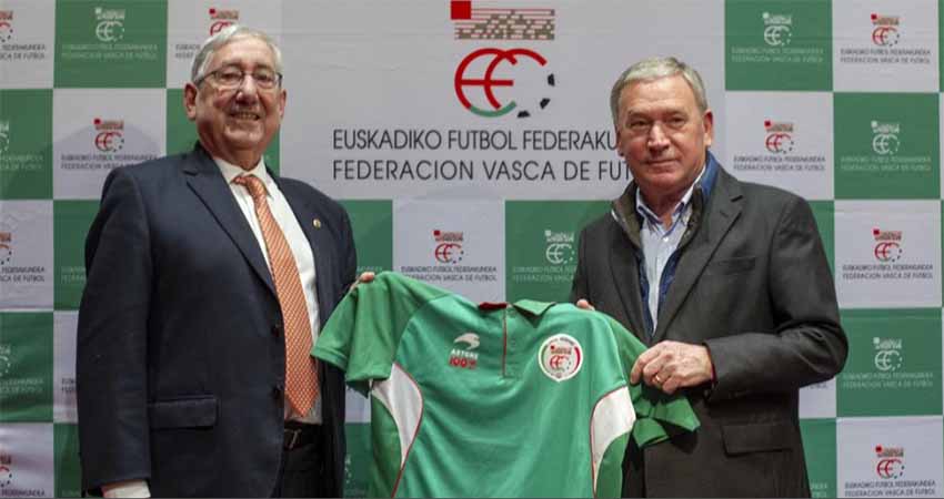 Euskal Futbol Federazioko lehendakari Luis Mari Elustondo eta Javier Clemente Euskal Selekzioako entrenatzaile berria Selekzioko elastikoa erakusten (arg. Juan Echeverría-Mundo Deportivo)