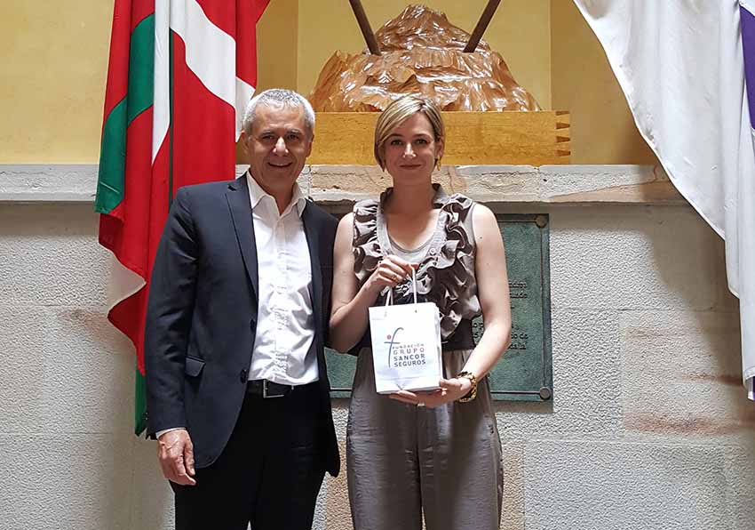 Visita en 2016 a Arrasate de una delegación de Sunchales, recibidos por la alcaldesa, María Ubarretxena