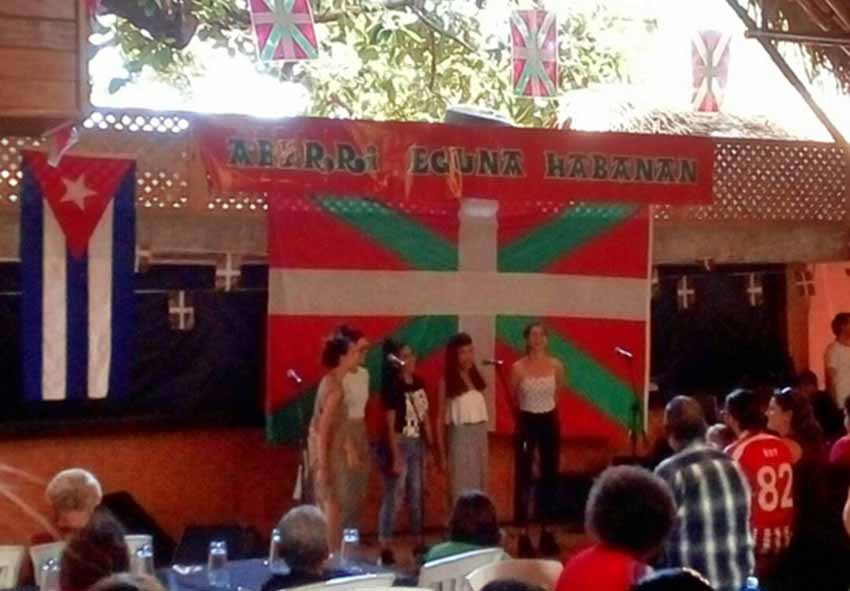Kubako Euskal Etxea deialdi honetan urtero onuradun kopuru handia izan ohi duenetakoa da. Artxiboko irudian, Aberri Eguna Habanan