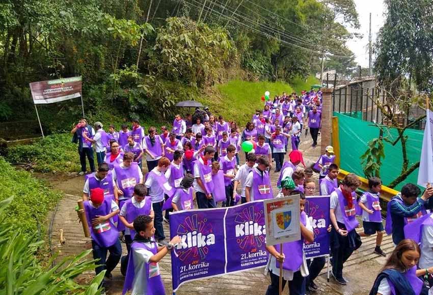 Korrika 21 en Antioquia, Colombia, realizando su recorrido por los alrededores del Colegio Euskadi de Medellín