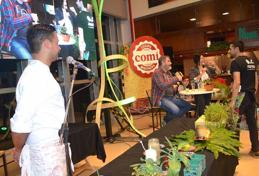 Telmo Esnal, sentado, interviene en uno de los actos del festival Co-Cine “Entre Fronteras” (foto Noticiasdel6.com)