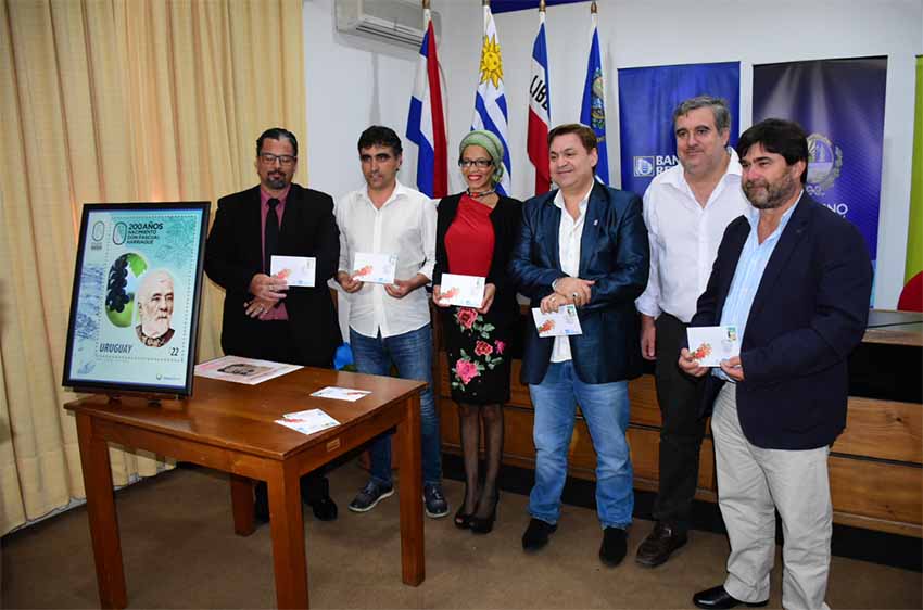Las autoridades y representantes del Centro Vasco durante la presentación del sello conmemorativo (foto Gobierno de Salto)