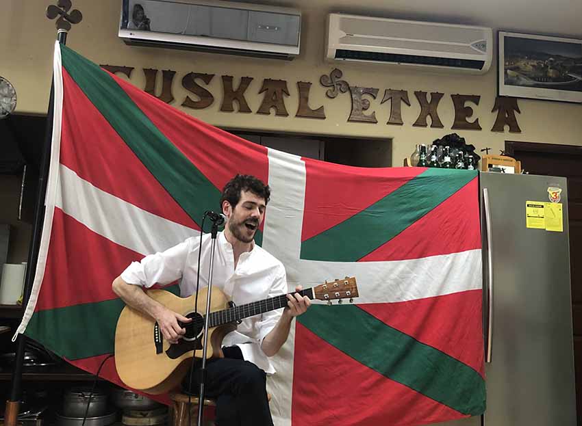 Un recital del cantautor vasco Hibai animó la celebración de Aberri Eguna en Euskal Etxea de El Salvador en San Salvador.