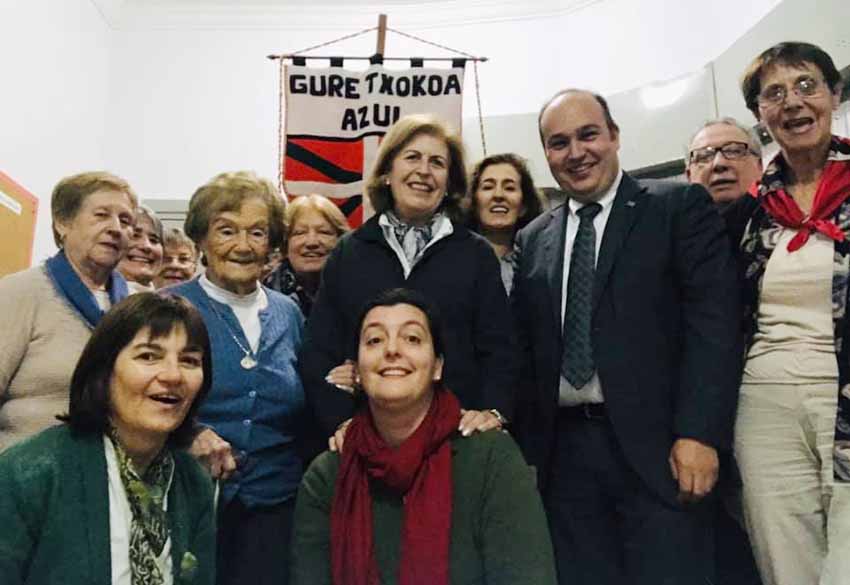 Gorka Alvarez Aranburu, in blue, this May with Sara Pagola; Mariana Satostegui and members of Gure Txokoa Basque Club