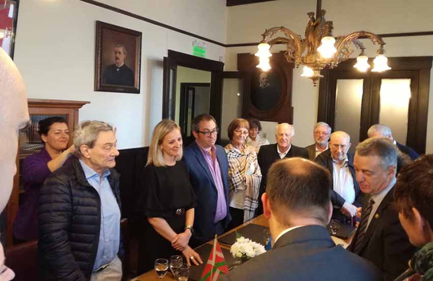 Desde 2011 presidenta de la entidad, Arantxa Anitua recibiendo al lehendakari Urkullu en la sede del Laurak Bat