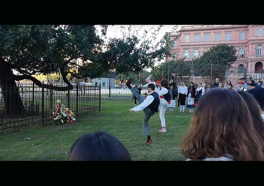 Dantzaris vasco-argentinos bailan aurresku ante el retoño del Árbol de Gernika que crece junto a la Casa Rosada (foto EuskalKultura.com)