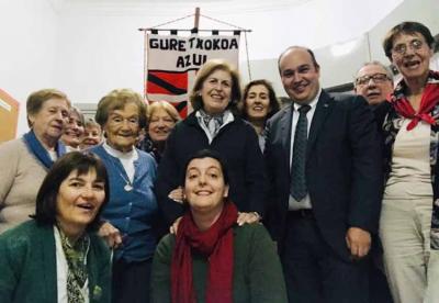Gorka Alvarez Aranburu, in blue, this May with Sara Pagola; Mariana Satostegui and members of Gure Txokoa Basque Club
