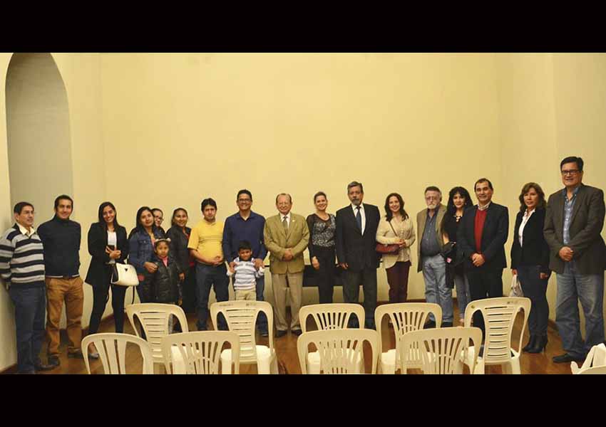 Algunos/as de quienes acudieron a la charla impartida por Wilfredo Lizarzaburu, junto al conferencista, al término de la misma (foto EE)