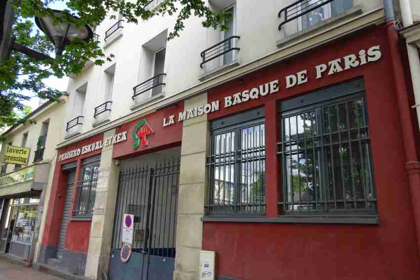 Pariseko Euskal Etxea, la Maison Basque de París está en el 50 Avenue Gabriel Péri de 93400 Saint-Ouen