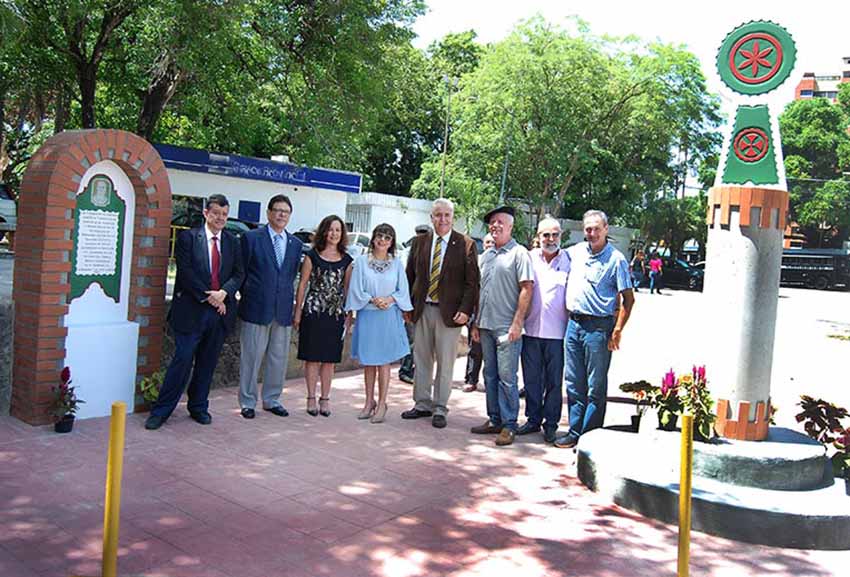 Las autoridades y representantes participantes en el acto con la placa y estela a ambos lados (foto Tiempo Universitario)
