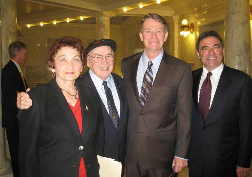 Foto de archivo con Freda y Pete Cenarrusa, el entonces vicegobernador Brad Little y Roy Eiguren en el Capitolio de Idaho
