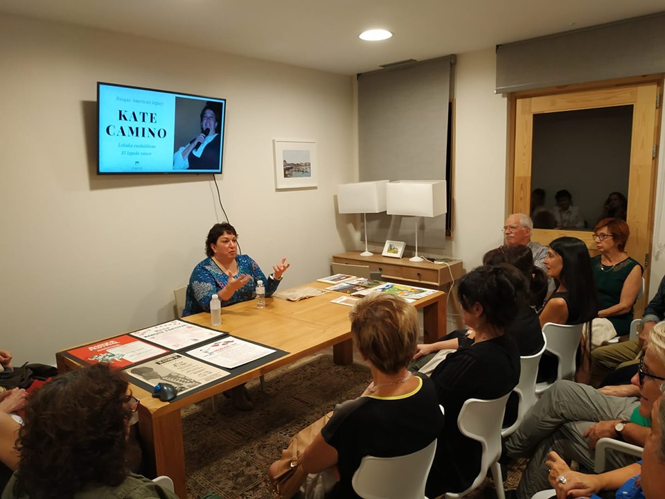 Kate Camino durante su charla en el donostiarra Hotel Unanue, ofreciendo su testimonio sobre la Diáspora (foto EuskalKultura.eus)