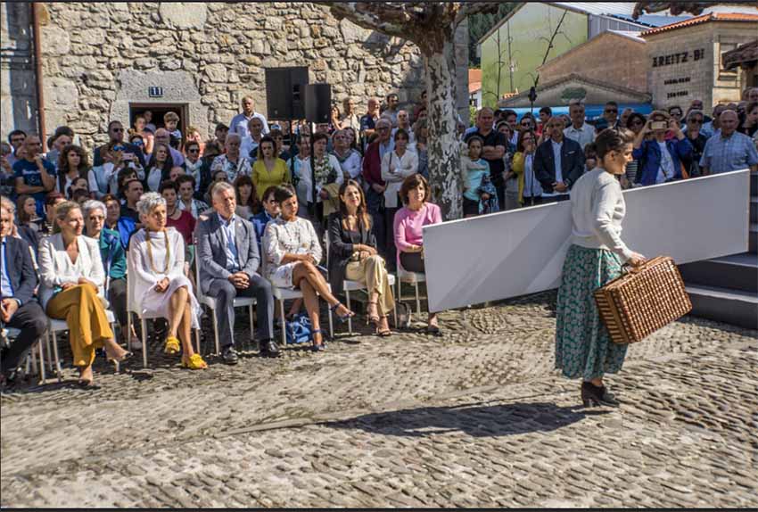 Momento de la representación que teatralizó en Ispaster la diáspora vasca en los cinco continentes (foto Jabi Artaraz)