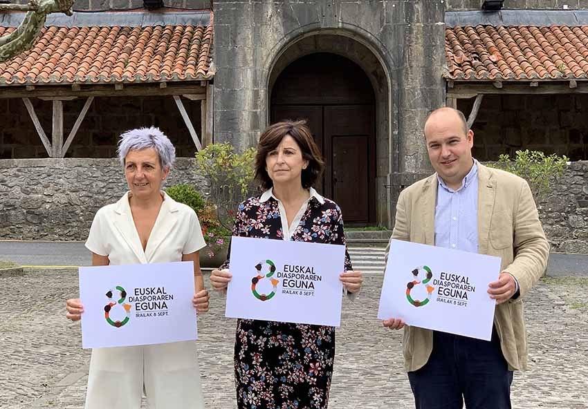 La alcaldesa de Ispaster Garbiñe Saenz de Buruaga y, representando al Gobierno Vasco, Marian Elorza y Gorka Álvarez Aranburu