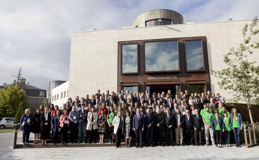 "Saregintzan" (tejiendo redes) ha sido el lema de este VII Congreso Mundial de Colectividades Vascas en el Exterior