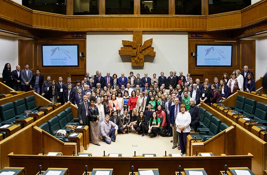 Group photo of the visit to the Basque Parliament by participants in the 7th World Congress of Basque Collectivities, 2019