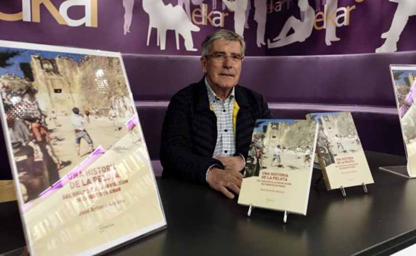 El historiador y antropólogo José Antonio Azpiazu, en la presentación de su libro en la librería Elkar de Donostia (foto Usoz-DV)