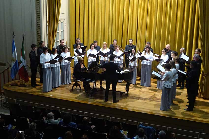 Arriving yesterday from Euskadi, the Oñati Ganbara Abesbatza, performed in the auditorium of the Rivadavia Library (photo EuskalKultura.eus)