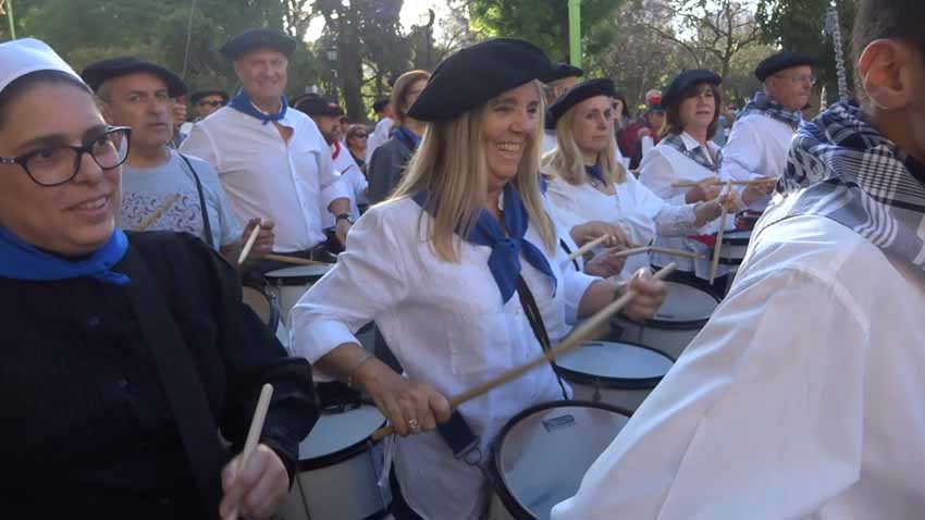 Tamborrada de Bahía Blanca, Argentina, en la Semana Vasca 2019, con participantes de múltiples euskal etxeak (foto EuskalKultura.eus)