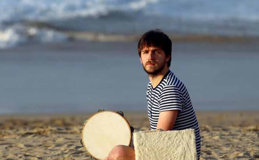 He left his Basque class and went down to the beach. With a Cantabrian tambourine and a Galician square (photo Arizmendi-DV)