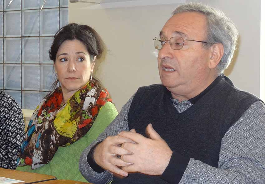 Aita Antton Egiguren is the Basque chaplain in the US.  In this image at a meeting with Lisa Corcostegui (photo EuskalKultura.eus)