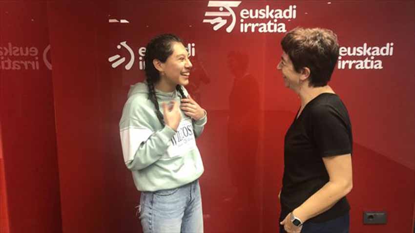 Garazi Euskadi Irratiko estudioetan, Maite Artola kazetariarekin hizketan