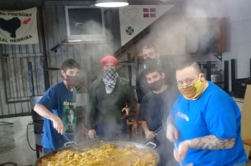 El viernes pasado, los jóvenes cocinando paella de pollo para un merendero del barrio San Miguel