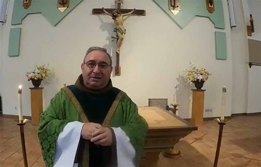 Aita Antton Egiguren en la misa online que ofició en euskera el pasado domingo