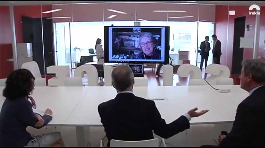 El Lehendakari charla por videoconferencia con María Elena Etcheverry, viuda de Andrés de Irujo (foto Irekia)