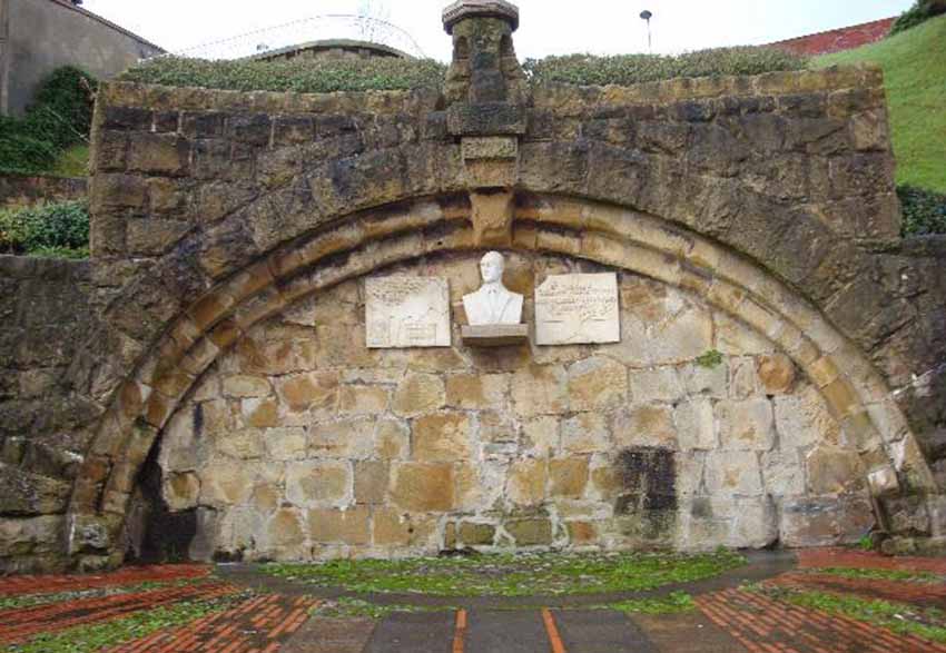 Monumento en honor a Bingen Amezaga en su Algorta natal, inaugurado en 1988