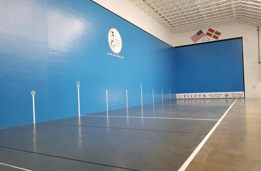 Here is the renovated appearance that the court at the Basque Cultural Center in San Francisco offers (photo GEE-BCC)