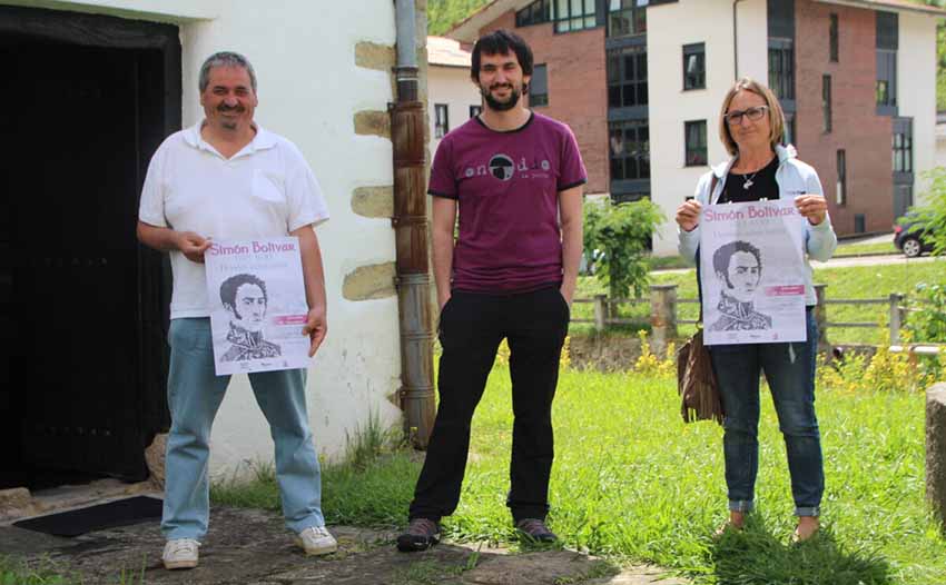 Mayor Alberto Garro and technician Beñat Ibaibarriaga with the Deputy Mayor Marijo Irusta presenting Simon Bolivar Day (photo Hitza)