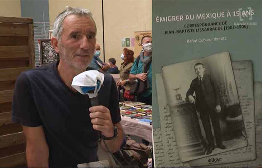 Beñat Çuburu Ithorotz presenting "Emigrer au Mexique à 15 ans" at the Basque Book Fair in Sara 2020 (photo Kanaldude)