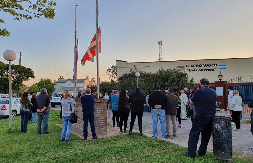 In front of the Euskal Etxea, flags at half-mast in the Gernika Plaza to say goodbye to Marta Invernoz