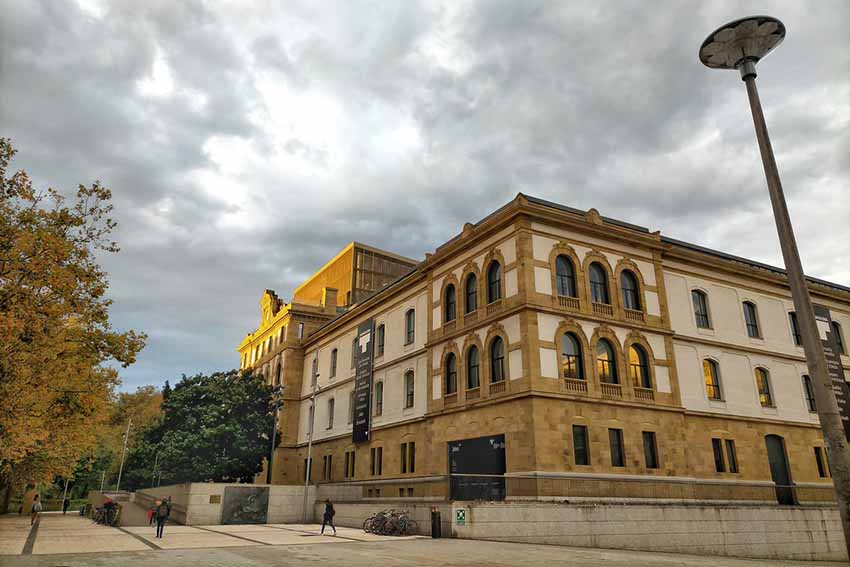 Donostiako Tabakalera eraikini. Bertan garatuko dira astelehenetik aurrera Cervantes Institutuko Zuzendarien Urteko Bilerako saioak