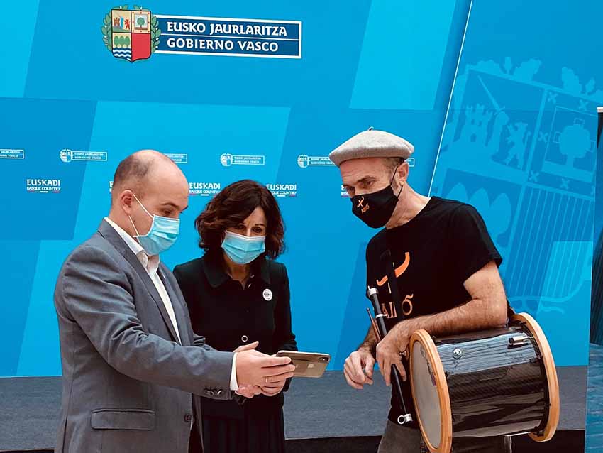 Gorka Alvarez, Marian Elorza and Sabin Bikandi yesterday at the Lehendakaritza, looking at the digital Basque dance platform on a cell phone