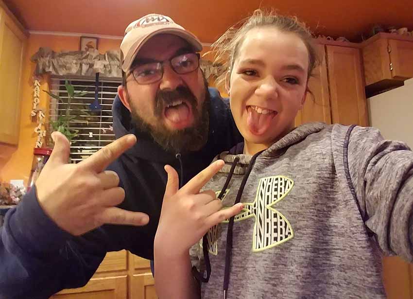 Selfie of Kylee Leniz with her dad Iñaki.  The event has everyone in shock. GB