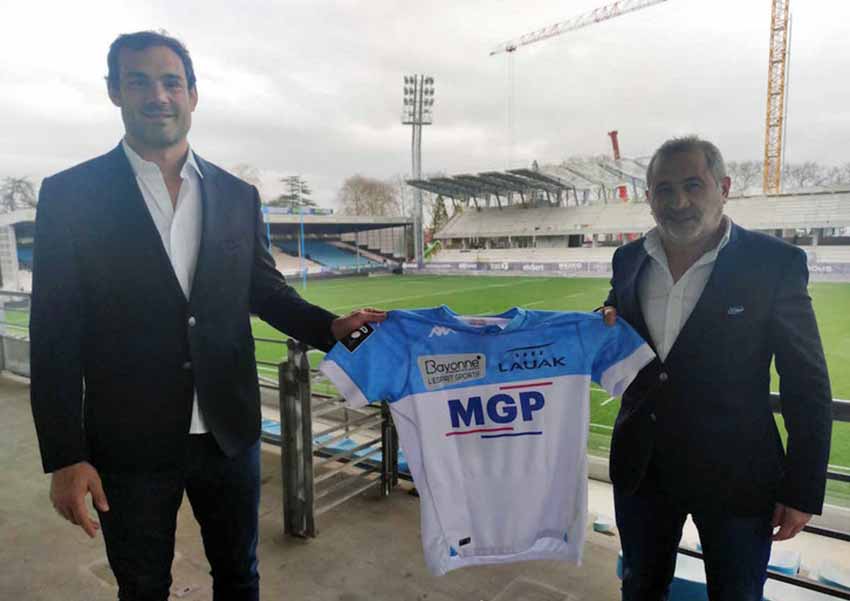 Mariano Galarza with Yannick Bru, President of Aviron Bayonnais holding up the team’s jersey