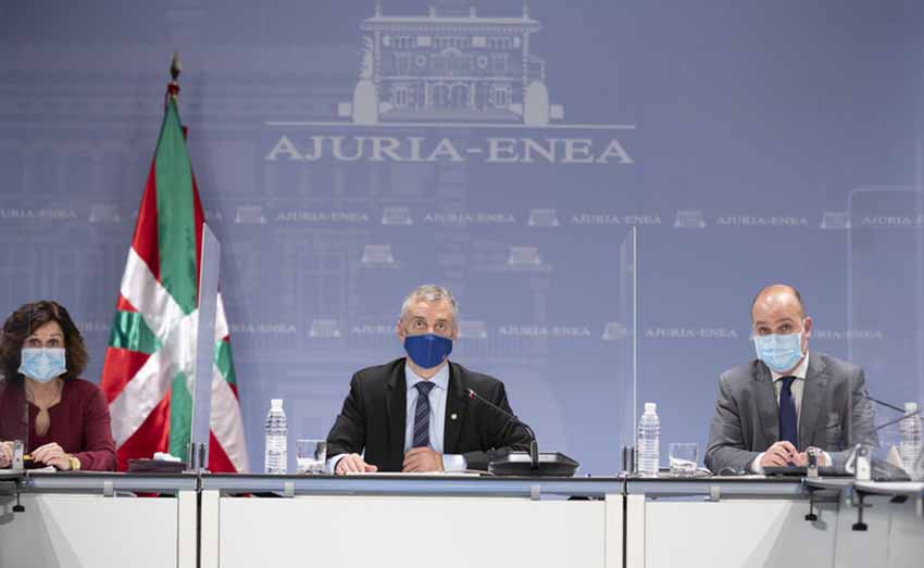 Bilerako mahaiburutza. Partaideetako asko bertan zeuden fisikoki, baina hamarretik gora pantaila bidez bertaratu ziren